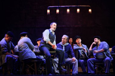 İspanyol şarkıcılar Zarzuela (geleneksel İspanyol operası) La tabernera del Puerto (The Harbour Innkeeper) sırasında 31 Mayıs 2025 tarihinde Madrid, İspanya 'da Zarzuela Tiyatrosu' nda sahne almışlardır.