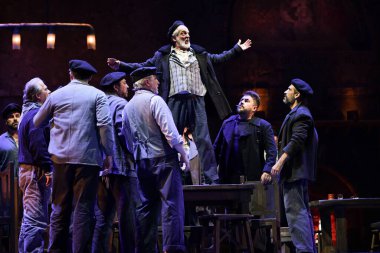 İspanyol şarkıcılar Zarzuela (geleneksel İspanyol operası) La tabernera del Puerto (The Harbour Innkeeper) sırasında 31 Mayıs 2025 tarihinde Madrid, İspanya 'da Zarzuela Tiyatrosu' nda sahne almışlardır.