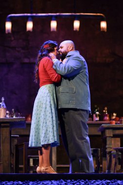 İspanyol şarkıcılar Zarzuela (geleneksel İspanyol operası) La tabernera del Puerto (The Harbour Innkeeper) sırasında 31 Mayıs 2025 tarihinde Madrid, İspanya 'da Zarzuela Tiyatrosu' nda sahne almışlardır.