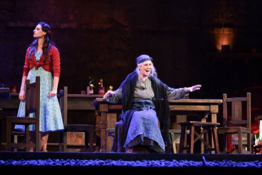 İspanyol şarkıcılar Zarzuela (geleneksel İspanyol operası) La tabernera del Puerto (The Harbour Innkeeper) sırasında 31 Mayıs 2025 tarihinde Madrid, İspanya 'da Zarzuela Tiyatrosu' nda sahne almışlardır.