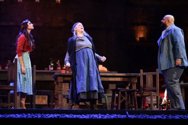 İspanyol şarkıcılar Zarzuela (geleneksel İspanyol operası) La tabernera del Puerto (The Harbour Innkeeper) sırasında 31 Mayıs 2025 tarihinde Madrid, İspanya 'da Zarzuela Tiyatrosu' nda sahne almışlardır.