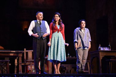 İspanyol şarkıcılar Zarzuela (geleneksel İspanyol operası) La tabernera del Puerto (The Harbour Innkeeper) sırasında 31 Mayıs 2025 tarihinde Madrid, İspanya 'da Zarzuela Tiyatrosu' nda sahne almışlardır.