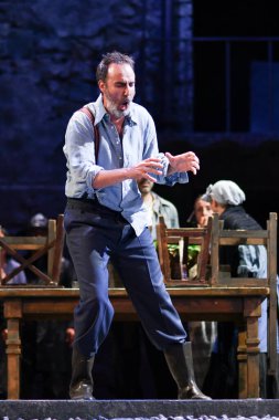 İspanyol şarkıcılar Zarzuela (geleneksel İspanyol operası) La tabernera del Puerto (The Harbour Innkeeper) sırasında 31 Mayıs 2025 tarihinde Madrid, İspanya 'da Zarzuela Tiyatrosu' nda sahne almışlardır.