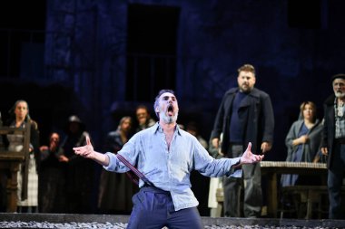 İspanyol şarkıcılar Zarzuela (geleneksel İspanyol operası) La tabernera del Puerto (The Harbour Innkeeper) sırasında 31 Mayıs 2025 tarihinde Madrid, İspanya 'da Zarzuela Tiyatrosu' nda sahne almışlardır.