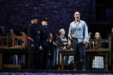 İspanyol şarkıcılar Zarzuela (geleneksel İspanyol operası) La tabernera del Puerto (The Harbour Innkeeper) sırasında 31 Mayıs 2025 tarihinde Madrid, İspanya 'da Zarzuela Tiyatrosu' nda sahne almışlardır.