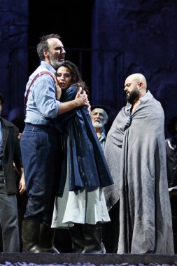 İspanyol şarkıcılar Zarzuela (geleneksel İspanyol operası) La tabernera del Puerto (The Harbour Innkeeper) sırasında 31 Mayıs 2025 tarihinde Madrid, İspanya 'da Zarzuela Tiyatrosu' nda sahne almışlardır.