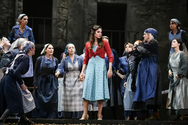 İspanyol şarkıcılar Zarzuela (geleneksel İspanyol operası) La tabernera del Puerto (The Harbour Innkeeper) sırasında 31 Mayıs 2025 tarihinde Madrid, İspanya 'da Zarzuela Tiyatrosu' nda sahne almışlardır.