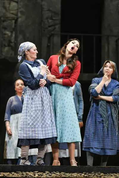 İspanyol şarkıcılar Zarzuela (geleneksel İspanyol operası) La tabernera del Puerto (The Harbour Innkeeper) sırasında 31 Mayıs 2025 tarihinde Madrid, İspanya 'da Zarzuela Tiyatrosu' nda sahne almışlardır.