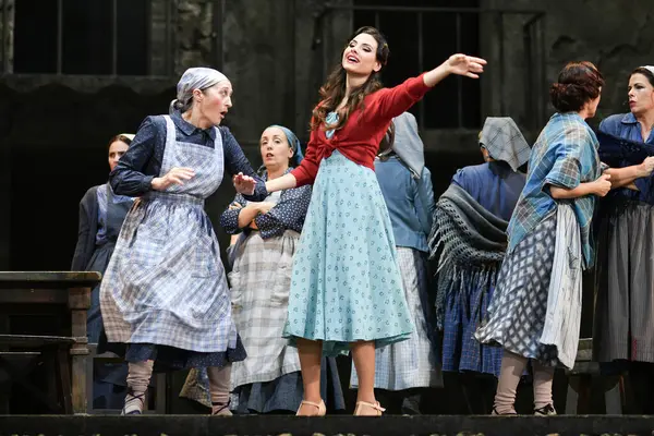 İspanyol şarkıcılar Zarzuela (geleneksel İspanyol operası) La tabernera del Puerto (The Harbour Innkeeper) sırasında 31 Mayıs 2025 tarihinde Madrid, İspanya 'da Zarzuela Tiyatrosu' nda sahne almışlardır.