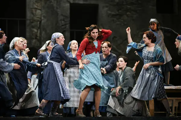 İspanyol şarkıcılar Zarzuela (geleneksel İspanyol operası) La tabernera del Puerto (The Harbour Innkeeper) sırasında 31 Mayıs 2025 tarihinde Madrid, İspanya 'da Zarzuela Tiyatrosu' nda sahne almışlardır.