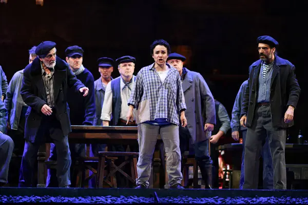 İspanyol şarkıcılar Zarzuela (geleneksel İspanyol operası) La tabernera del Puerto (The Harbour Innkeeper) sırasında 31 Mayıs 2025 tarihinde Madrid, İspanya 'da Zarzuela Tiyatrosu' nda sahne almışlardır.