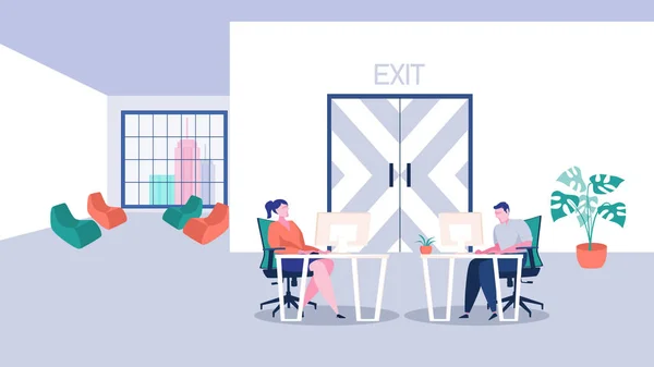 Bilgisayarlarda, konferansta, fikirleri tartışan ofis çalışanları..