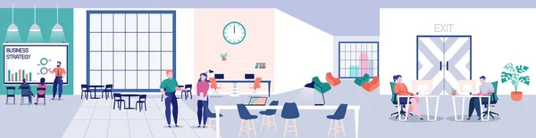 Bilgisayarlarda, konferansta, fikirleri tartışan ofis çalışanları..