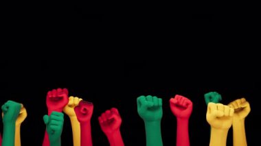 Özgürlük Günü 'nü kutlayan bir döngü animasyonu, Haziran, elleri kırmızı, yeşil ve sarı yumruklarla birbirine kenetlenmiş..