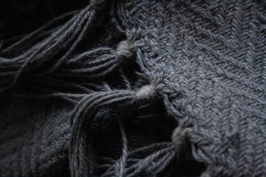 Gri ringa kemiği dokuması. Yün püskülleri