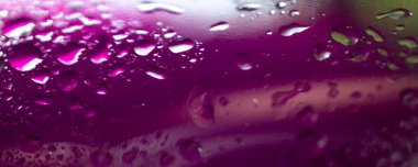  Su, pembe arka planda değişken bir yüzeye düşer. Uzayı kopyala Soyut duvar kağıdı