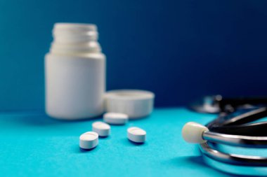 Vitamin paketleri ve gevşek haplar. Sağlık hizmeti kavramı