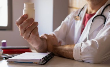 İş yerindeki doktor bir hastaya yol tarifi veriyor. Sağlık hizmeti kavramı