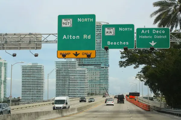 Miami şehir yolu, Florida. Modern Amerikan şehri. Bulutlu bir bahar gününde binalar ve ağaçlar. Amerikan turizmi kavramı.
