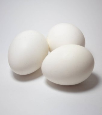 Beyaz bir masanın üzerinde bir grup beyaz yumurta. Sağlıklı beslenme konsepti. Pasta pişirmenin ana malzemesi.. 