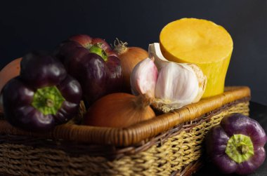 Köy mutfağındaki sepetlerde yeni toplanmış sebzeler. Sağlıklı gıda kavramı. Canlı görüntü. Yatay fotoğraf..