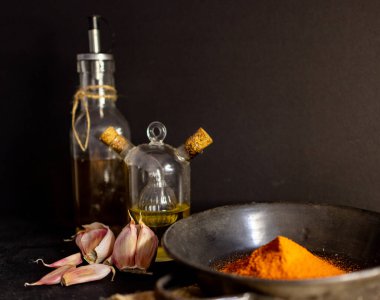 Köy mutfağındaki malzemeler. Baharat broşürü ve Meksika ya da Asya yemek promosyonları. Baharat ve lezzet kavramı. Metin için boşluk.