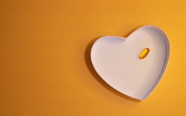 Vücut bakımını ve sağlığını desteklemek için grafiksel kaynak. Kalp bakımı kavramı. Turuncu arkaplanda kopya için alanı olan yatay üst görünüm fotoğrafı. Kardiyoloji pankartı