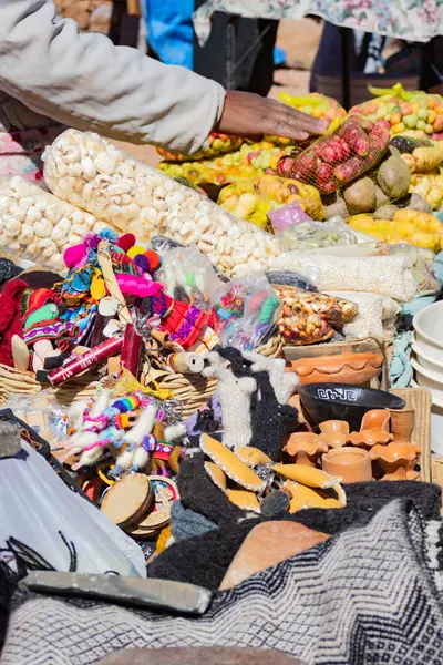 . Purmamarka 'da uluslararası turizm. Dağ bahçesinden gelen ürünler. Patates ve mısır dağlarda Aborjinler tarafından üretiliyor. Çok yakından çekilmiş bir fotoğraf..
