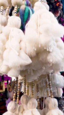 Woollen ponponları, Jujuy, Arjantin. Dokuma dokular, duvar kağıtları. Purmamarca 'da uluslararası turizm, sokaklarda yerli el sanatları pazarları. 