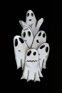 Cadılar Bayramı kartları ve dekorasyonları için arka plan. Kağıt işçiliği. Cadılar Bayramı arkaplanı. Cadılar Bayramı kartları ve dekorasyonları için el yapımı arka plan. Boşluğu kopyala