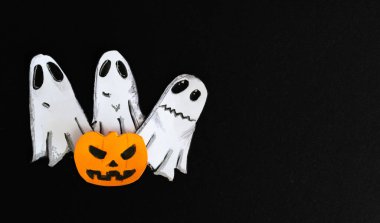 Cadılar Bayramı kartları ve dekorasyonları için arka plan. Kağıt işçiliği. Cadılar Bayramı arka planı. El yapımı. Koyu arkaplan ile kesilmiş kağıt Boşluğu kopyala