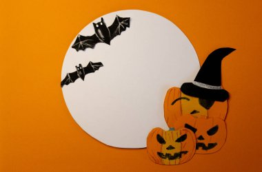 Kağıt işi. Cadılar Bayramı arka planı. El yapımı. Kağıt kesiği. Cadılar Bayramı kartları ve dekorasyonları için arka plan. Boşluğu kopyala..