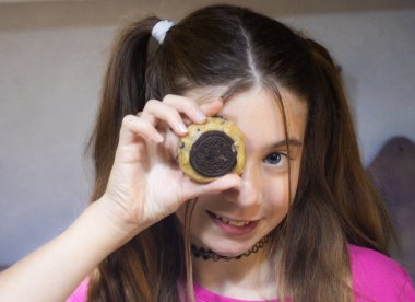 Evdeki mutfakta kurabiye hazırlayan hoş bir genç bayan. Yatay yüksek kaliteli fotoğraf. Ulusal kurabiye günü. Yemek tarifi promosyonları için kullanılır. Çocuklar yemek yapıyor