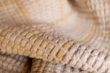 Bej renklerde kırsal kumaşın dekoratif arka planı. Tekstil ürünleri için duvar kağıdı. Kopya için yer var. Yüksek kaliteli yatay fotoğraf