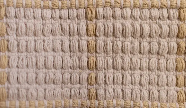 Bej renklerde kırsal kumaşın dekoratif arka planı. Tekstil ürünleri için duvar kağıdı. Kopya için yer var. Yüksek kaliteli yatay fotoğraf