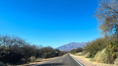 Macera turizmi. Turizm promosyonları için arka plan. Tucuman 'ın kış manzarası, 40. yolda. Egzotik manzaralar. Arjantin boyunca seyahat. Uzayı kopyala.