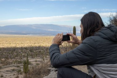 Arka planda Quilmes Harabeleri olan Tucuman 'ın manzarası. Egzotik manzaralar. Macera turizmi. Turizm promosyonları ve broşürler için ideal. Arjantin 'de kış tatili