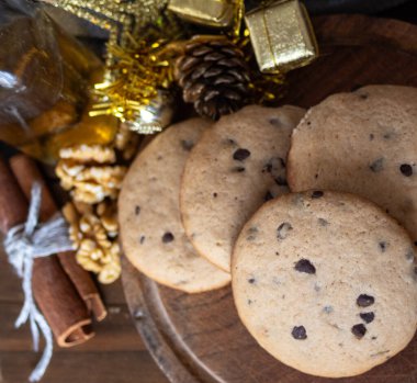 Çikolata parçalı bisküviler. Yemek pişirme dergisi, kurabiye ve pasta işi promosyonu için grafiksel kaynak grafiği. Gerçek resim. Noel zamanı