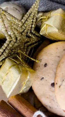 Noel dekorlu çikolatalı bisküvilerin panoramik görüntüsü. Noel tatlıları. Çikolatalı bisküviler. Kurabiyeler için dikey görüş ve pasta işi promosyonu. Noel zamanı