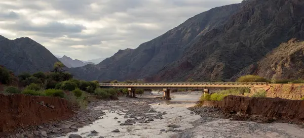Turizm reklamları için arka plan. Duvar kağıdı. Arjantin 'de kış macerası turizmi. Salta 'nın manzarası. Uzayı kopyala. Gerçek resim.