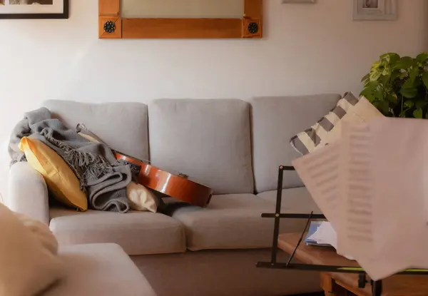Minimalist oturma odasının penceresinden içeri güneş giriyor. Modern dekorasyon konsepti. Gitar dersi için aletler ve elementler. Yatay çekim
