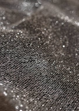 Saf gümüş tel mesh.Parlak arka plan maddesi. Yatay bulanık metalik yüzey. Parıltılı dalgalı kumaş. Moda ürünlerinin arka planlarında kullanılır.