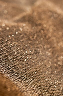 Dikey bulanık altın yüzey. Altın gibi parlak bir arka plan. Saf altın tel örgüsü. Krom bronz kumaş dalgaları. 