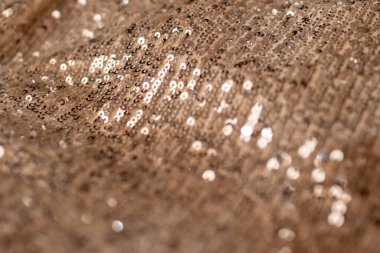 Altın dalgalı kumaş. Altın pullu tekstil. Saf altın tel örgüsü. Krom bronz kumaş dalgaları. Yatay bulanık altın yüzey. Metalik parlaklıklar ve gölgeler. Uzayı kopyala.