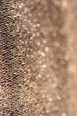 Işıltılı ve kısmi bulanık altın arkaplan. Altın gibi parlak malzeme arka plan. Saf altın tel örgüsü. Krom bronz kumaş dalgaları. 