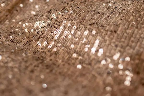 Altın dalgalı kumaş. Altın pullu tekstil. Saf altın tel örgüsü. Krom bronz kumaş dalgaları. Yatay bulanık altın yüzey. Metalik parlaklıklar ve gölgeler. Uzayı kopyala.