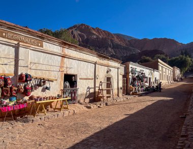 Kuzey Arjantin 'in güzelleri. Purmamarca 'da uluslararası turizm, sokaklarda el işi pazarları, Arjantin' in kuzeyinde turizm. Arjantin 'de kış tatili. Turizm tanıtımları için arka plan 