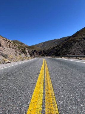 Güneşli bir kış gününde Jujuy 'da turizm. Arjantin 'in kuzeyinde turizm. Arjantin 'de kış tatili. Turizm promosyonları ve broşürler için arka plan. Dağ turizmi kavramı