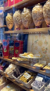 Kaliteli cam kaplarda İtalyan makarnası. Gurme İtalyan makarnası. Tipik Venedik makarnası. Gastronomik turizm kavramı. Dikey gerçek resim