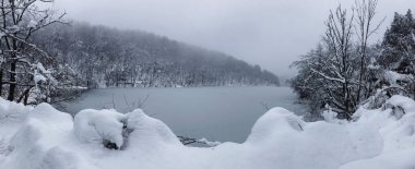 Plitvice Gölleri, Hırvatistan Ulusal Parkı, kış boyunca, karla kaplı... Noel tatili arka planı. Manzara fotoğrafı. Seyahat promosyonları için kış sezonu fotoğrafları.